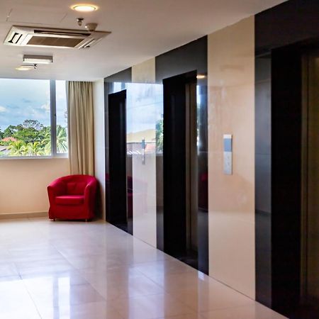 Emart Hotel Miri Esterno foto
