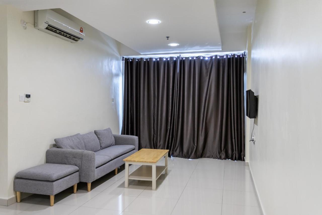 Emart Hotel Miri Esterno foto