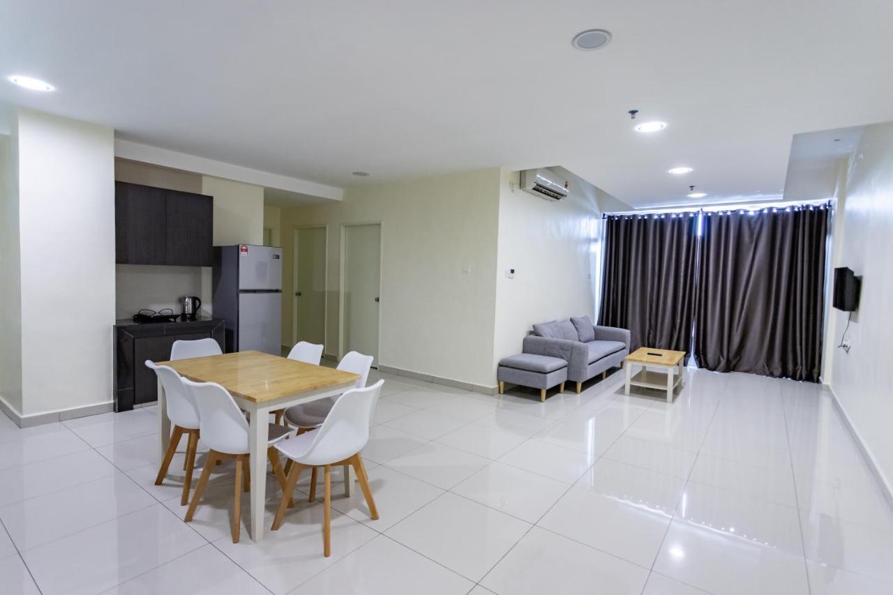 Emart Hotel Miri Esterno foto