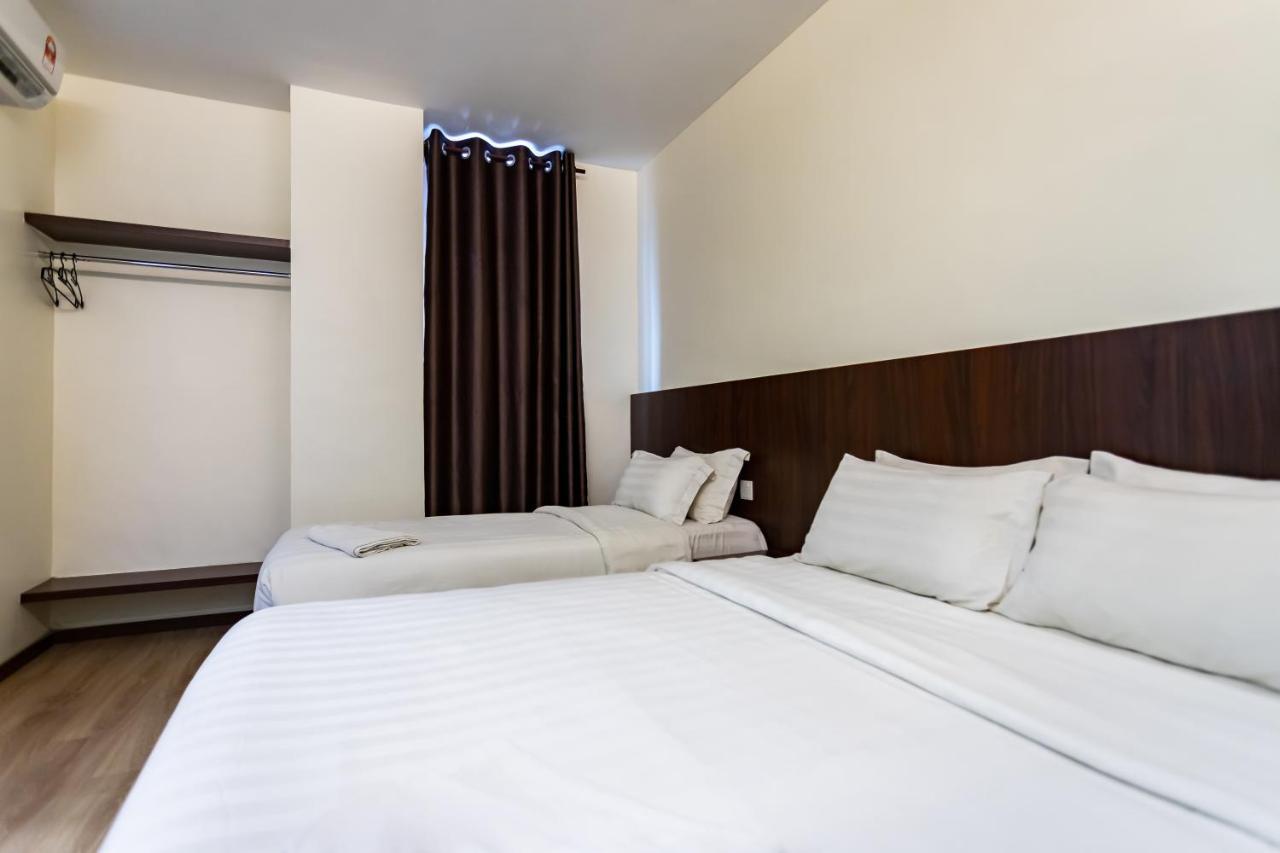 Emart Hotel Miri Esterno foto