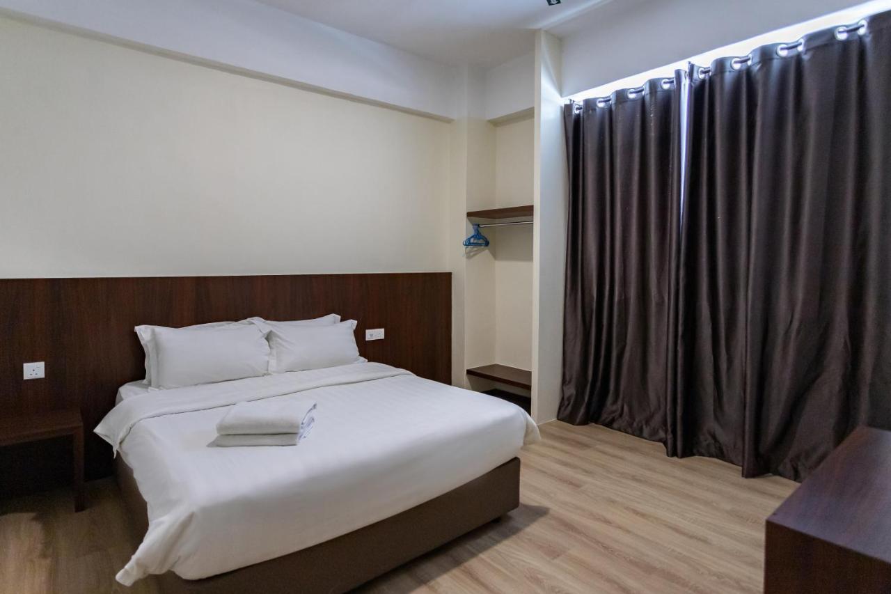 Emart Hotel Miri Esterno foto
