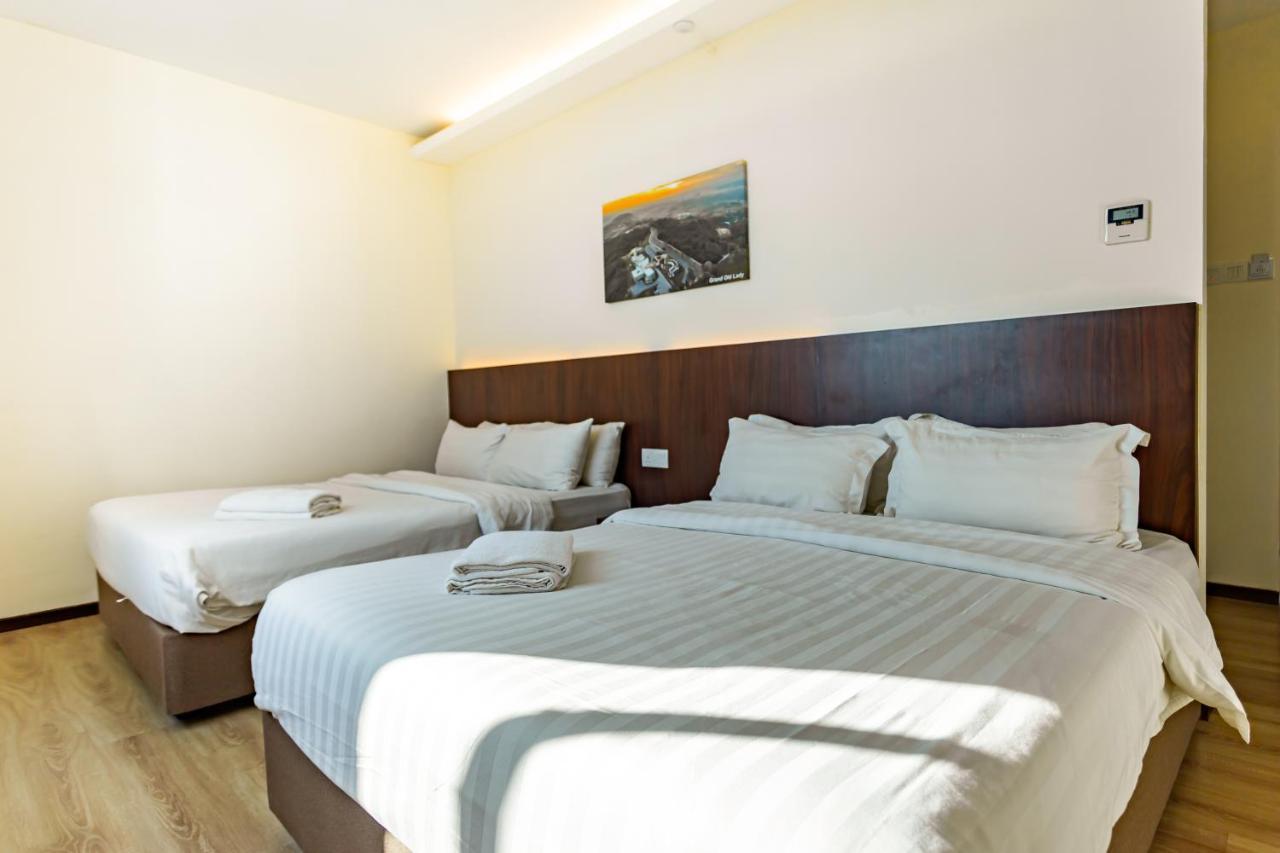 Emart Hotel Miri Esterno foto