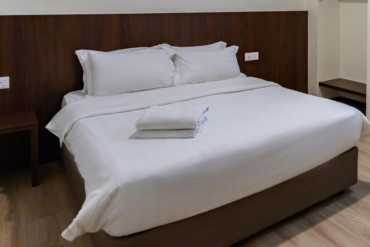 Emart Hotel Miri Esterno foto